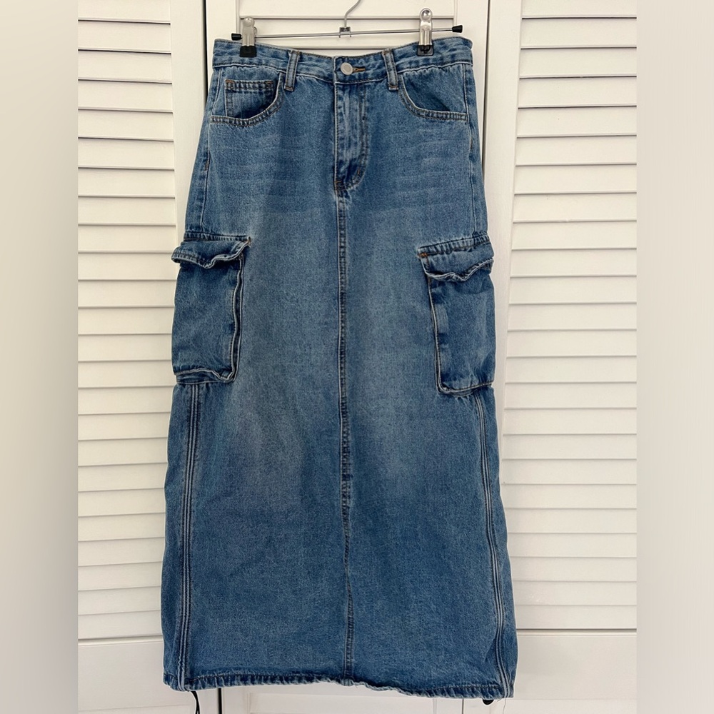 Women’s long denim skirt with cargo pockets